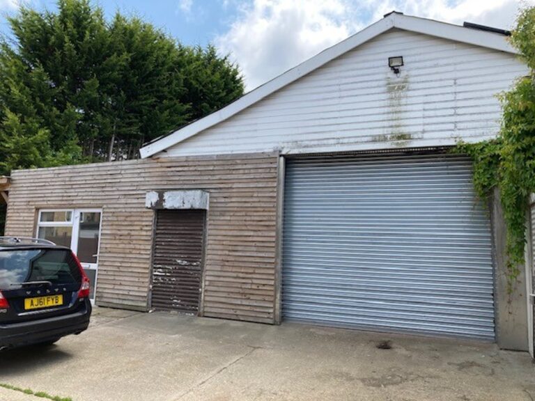 4 Guildford Road, Bagshot, GU19 5JH